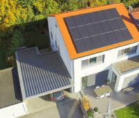 uU sehen ist Haus mit PV-Anlage. Mit der Unterschriftenaktion „Geht uns aus der Sonne“ sollen Hürden für PV-Anlagen abgebaut werden.