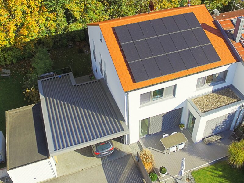 uU sehen ist Haus mit PV-Anlage. Mit der Unterschriftenaktion „Geht uns aus der Sonne“ sollen Hürden für PV-Anlagen abgebaut werden.