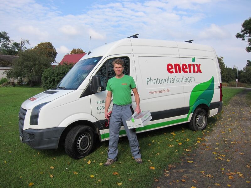 Zu sehen ist ein enerix-Handwerker. Das Unternehemn enerix ist Partner der neuen Onlineplattform für die Vermittlung der Photovoltaik-Montagehelfer.