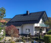 Ein Einfamilienhaus mit Photovoltaikdach.