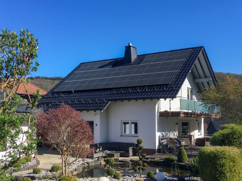 Ein Einfamilienhaus mit Photovoltaikdach.