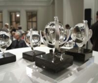 Silberne Pokale des europäischen Solarpreises auf einem Tisch.