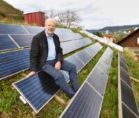Hans-Josef Fell auf dem Gründach seines Hauses mit Photovoltaik.