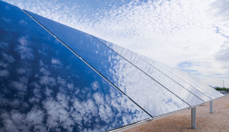 Zu sehen ist eine Photovoltaik-Anlage mit Dünnschicht PV-Modulen von First Solar.