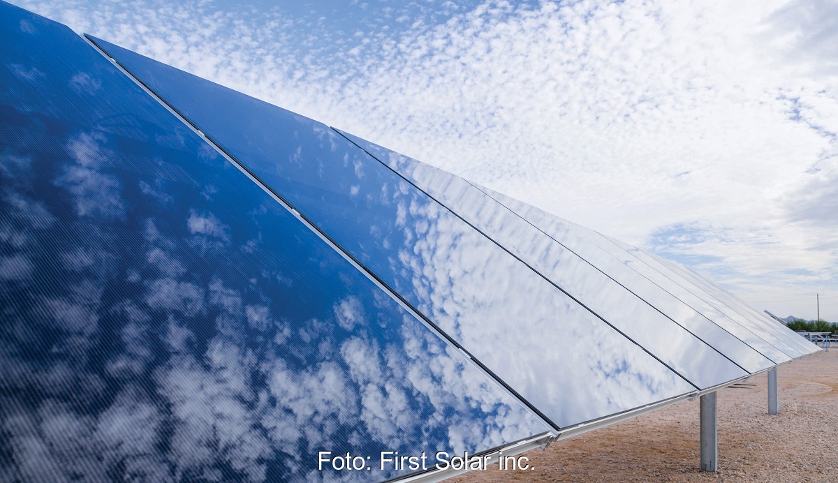 Zu sehen ist eine Photovoltaik-Anlage mit Dünnschicht PV-Modulen von First Solar.