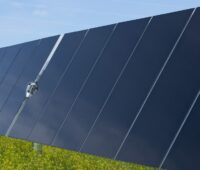 Zu sehen ist eine Fotomontage mit frei aufgestellten Dünnschichtmodulen von First Solar.