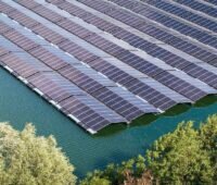 Floating-PV-Anlage mit Solarmodulen auf einem Gewässer in den Niederlanden aus Vogelperspektive.