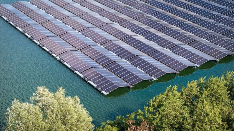 Floating-PV-Anlage mit Solarmodulen auf einem Gewässer in den Niederlanden aus Vogelperspektive.