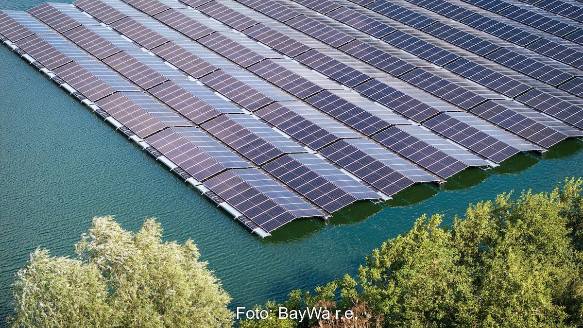 Floating-PV-Anlage mit Solarmodulen auf einem Gewässer in den Niederlanden aus Vogelperspektive.