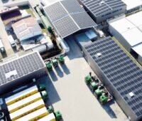 Im Bild die Photovoltaik-Anlage bei der Spedition Döpke, die Strom für vollelektrische 40-Tonner liefert.