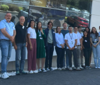 Gruppenfoto der Partner des EU-Projekts SUNRISE vor einem Gebäude des AIMEN Technology Centre im spanischen O Porriño.