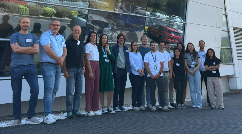 Gruppenfoto der Partner des EU-Projekts SUNRISE vor einem Gebäude des AIMEN Technology Centre im spanischen O Porriño.