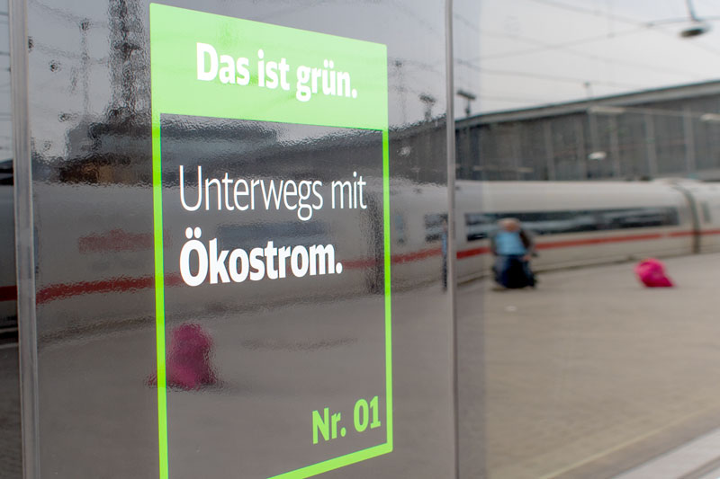 Hinweisschild "Unterwegs mit Ökostrom" am ICE der DB