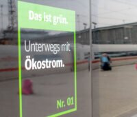 Hinweisschild "Unterwegs mit Ökostrom" am ICE der DB