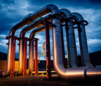 Rohrleitung einer geothermischen Energieanlage zur Wärmeversorgung, die Wärme aus dem Untergrund zu einem Wärmenetz transportiert.