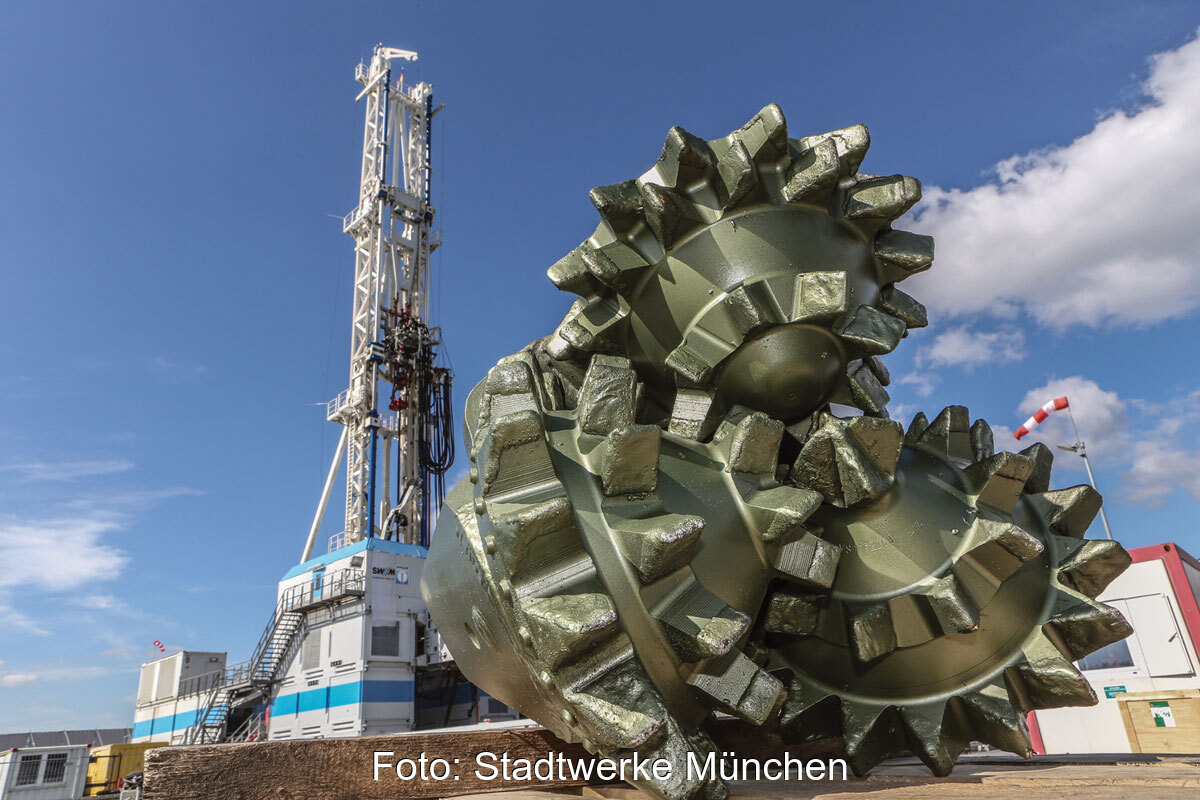 Weitwinkelaufnahme des Bohrkopfes einer Geothermiebohrung - im Hintergrund der Bohrturm.