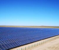 Ein Freiflächen-PV-Park in sandiger Umgebung.