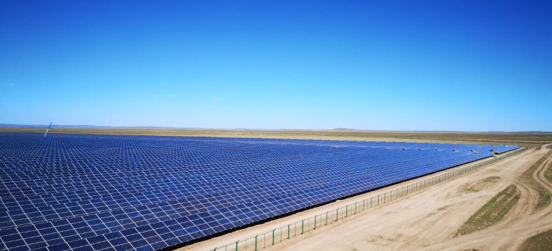 Ein Freiflächen-PV-Park in sandiger Umgebung.