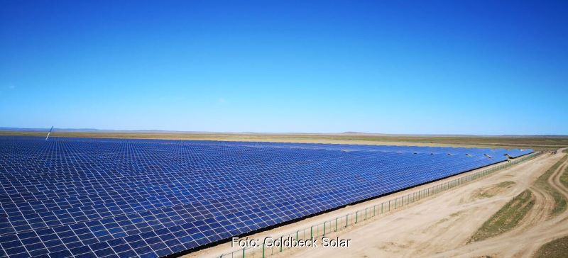 Ein Freiflächen-PV-Park in sandiger Umgebung.