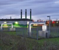 In der Dämmerung das Gebäude der Stadtwerke München für den Anschluss der Tiefengeothermieanlagen an das Wärmenetz. EIn Baustein der Wärmwende.