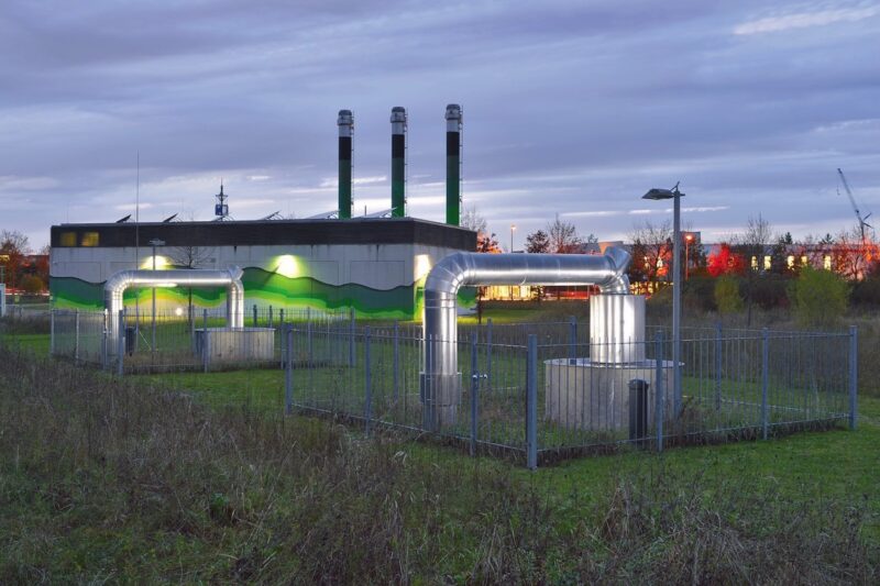 In der Dämmerung das Gebäude der Stadtwerke München für den Anschluss der Tiefengeothermieanlagen an das Wärmenetz. EIn Baustein der Wärmwende.