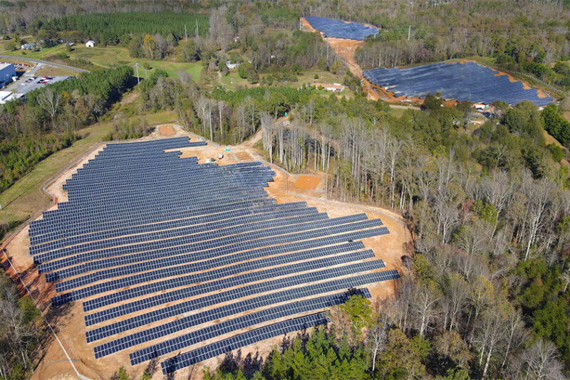 Solarpark in Waldgebiet - Luftbild