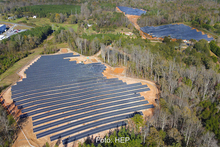 Solarpark in Waldgebiet - Luftbild