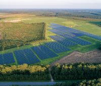Zu sehen ist einer der Photovoltaik-Solarparks in den USA von ReNew Petra.