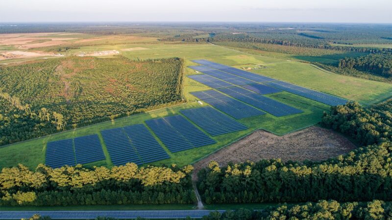 Zu sehen ist einer der Photovoltaik-Solarparks in den USA von ReNew Petra.