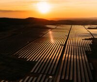 Luftbild von Photovoltaik-Kraftwerk in Spanien bei schräg stehender Sonne