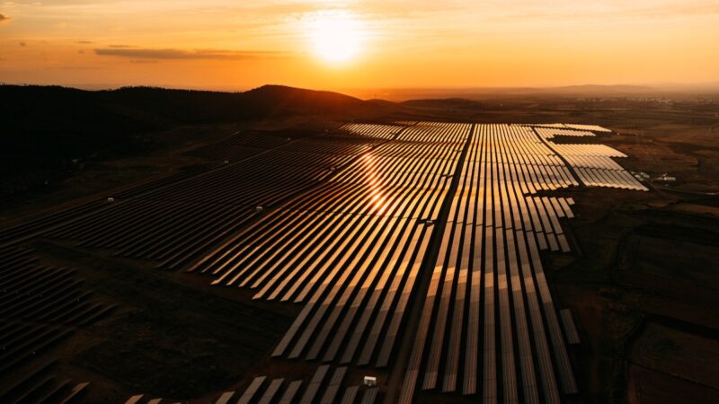 Luftbild von Photovoltaik-Kraftwerk in Spanien bei schräg stehender Sonne