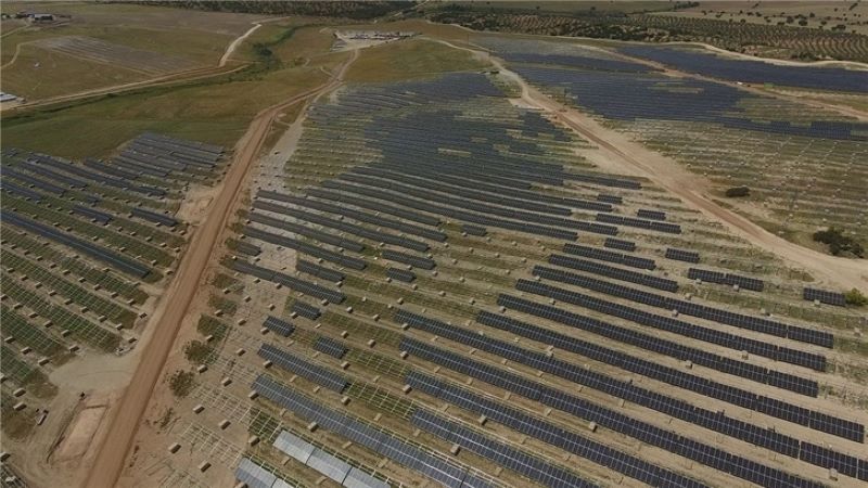 Ein großer Freiflächen-PV-Park aus der Luft.