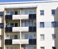 Im Bild der DDR-Plattenbau in Stadtroda, der mit Photovoltaik an den Balkonen ausgestattet ist.