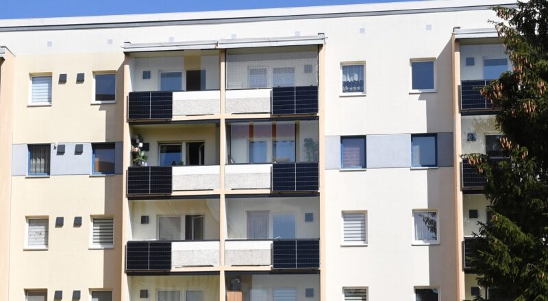 Im Bild der DDR-Plattenbau in Stadtroda, der mit Photovoltaik an den Balkonen ausgestattet ist.