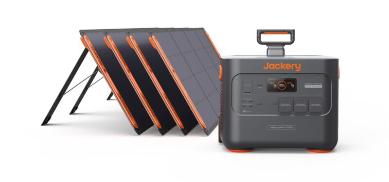 Im Bild die tragbare Powerstation Explorer 3000 Pro mit 4 Photovoltaik Modulen von Jackery.