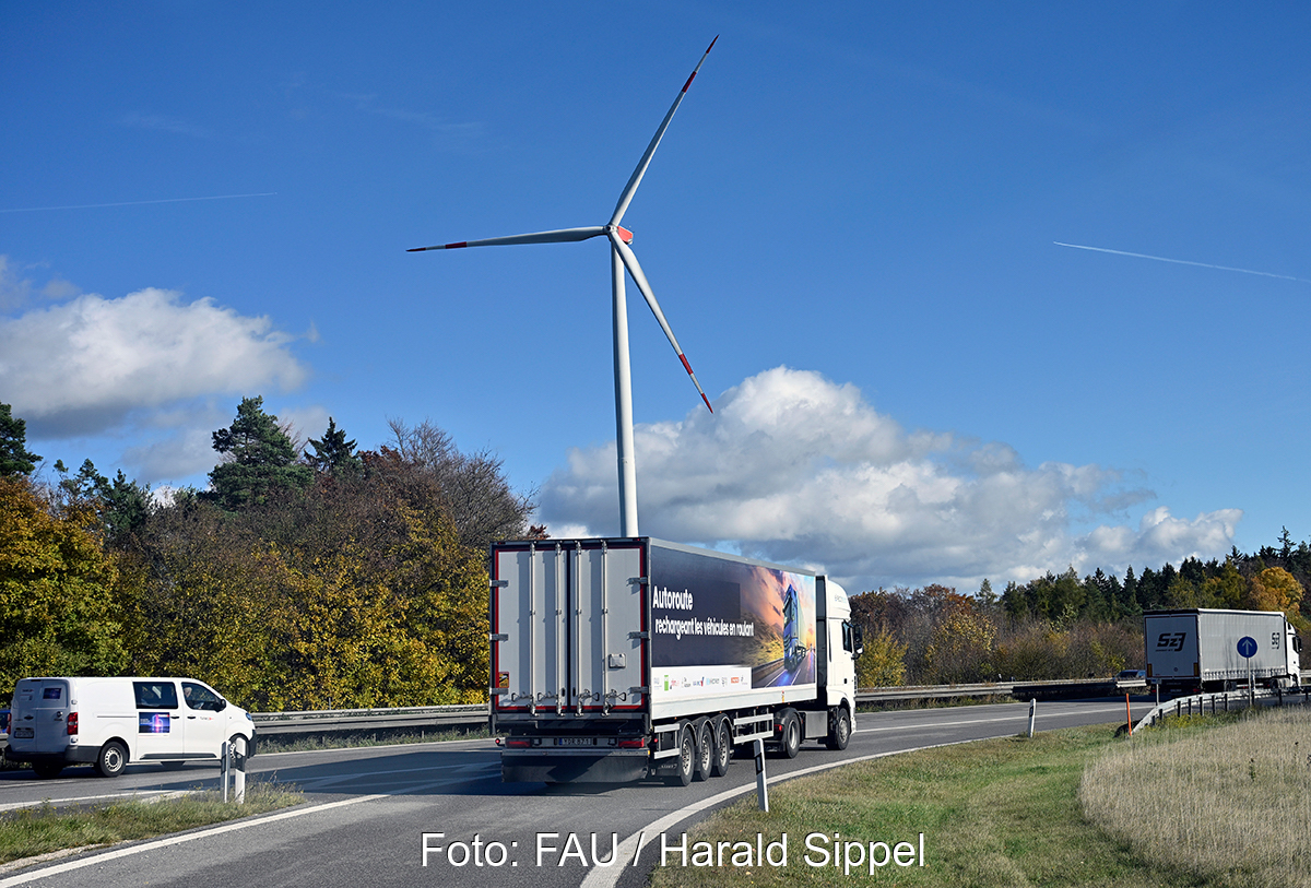 Der Test-E-LKW fährt auf die A6 ein für erste Tests zum kabellosen Laden.