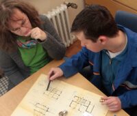 Zu sehen ist ein Beratungsgespräch zwischen Kundin und SHK-Handwerker, in dem auch eine Hybridheizung zur Sprache kommen sollte.