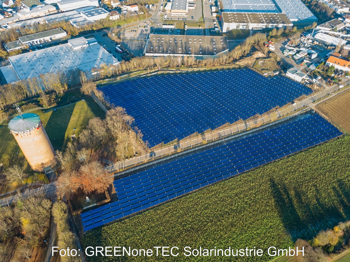 Luftbild zeigt größte solarthermische Anlage Deutschlands