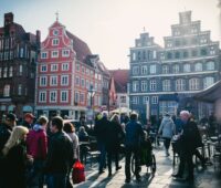 Die Altstadt von Lüneburg mit Menschen.