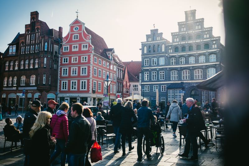 Die Altstadt von Lüneburg mit Menschen.