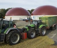 ZU sehen ist eine Biogasanlage. Die Bioenergieverbände kritisieren, dass Biogas im Gebäudeenergiegesetz nicht berücksichtigt ist.