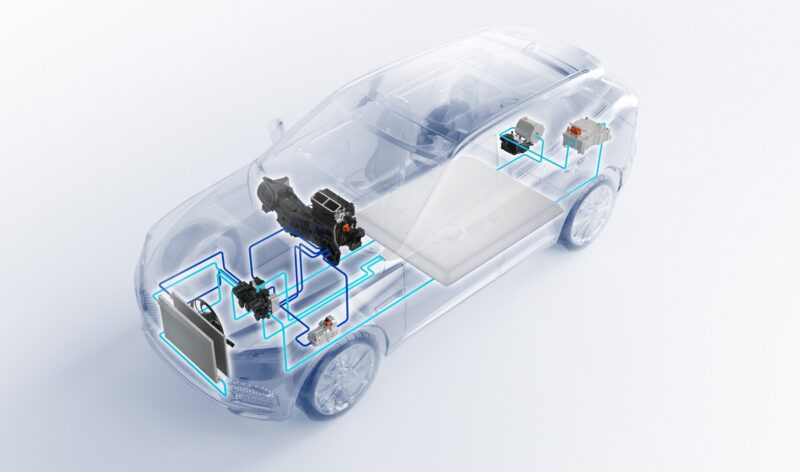 Im Bild eine Grafik eines durchsichtigen E-Autos, die die wesentlichen Komponenten des Antriebs und der Thermomanagementlösungen für Festkörperbatterien zeigt.