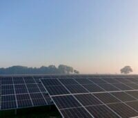 Ein Freiflächensolarpark bei Dämmerung.