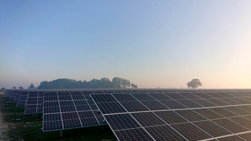 Ein Freiflächensolarpark bei Dämmerung.