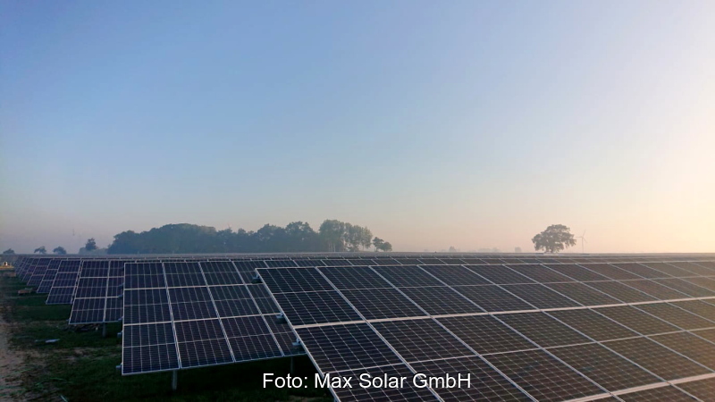 Ein Freiflcähensolarpark bei Dämmerung.