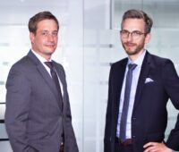 Zwei Personen für Photovoltaik-Monitoring: Rouven Lenhart (Managing Director Division Business Development & International Sales) und Jonas Riexinger (Managing Director Division Technics).