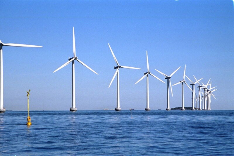 Offshore-Windpark vor blauem Himmel.