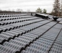 Fast unsichtbare Photovoltaikmodule SunWafe passen sich der Wellenform der Dachziegel an
