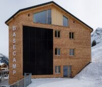 Eine der Photovoltaik-Fassaden von Mo Energy Systems an einer Skischule.