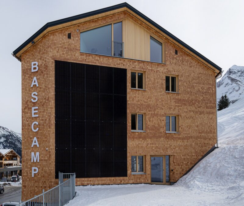 Eine der Photovoltaik-Fassaden von Mo Energy Systems an einer Skischule.